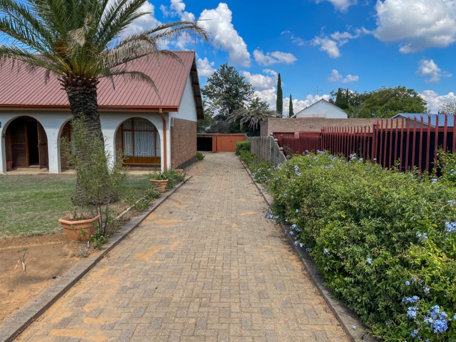 4 Bedroom Property for Sale in Theunissen Free State